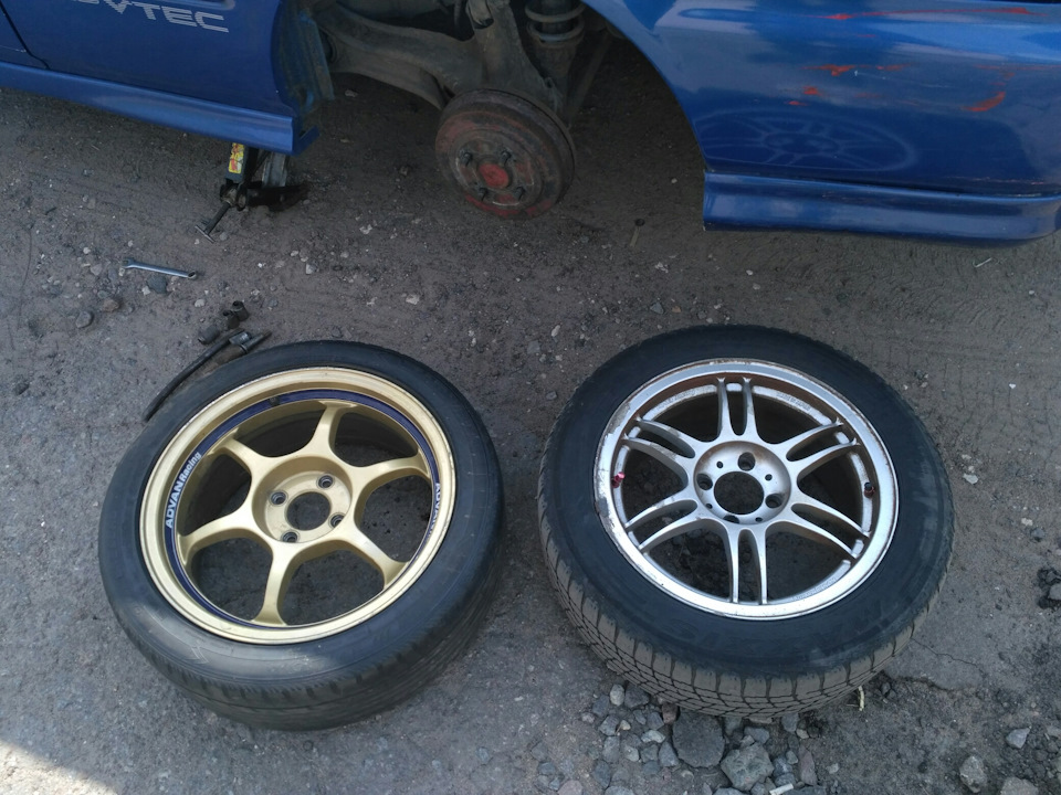Advan racing R16 2