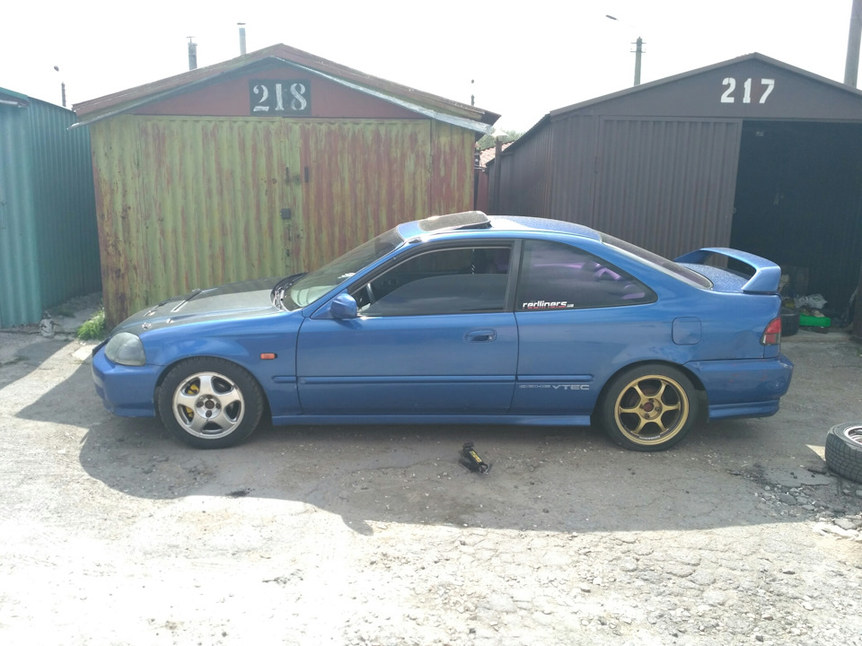 Advan racing R16 3