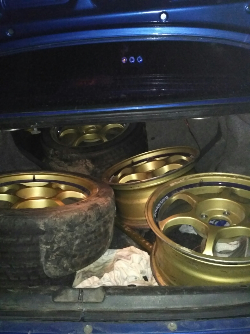 Advan racing R16 1