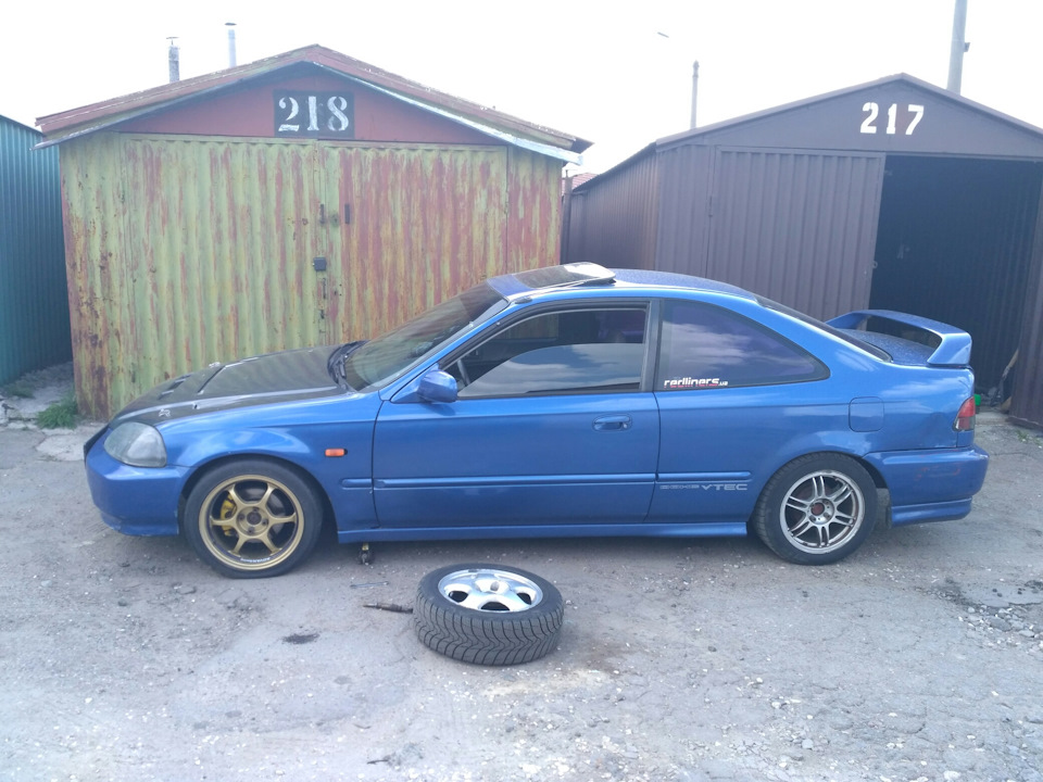 Advan racing R16 4