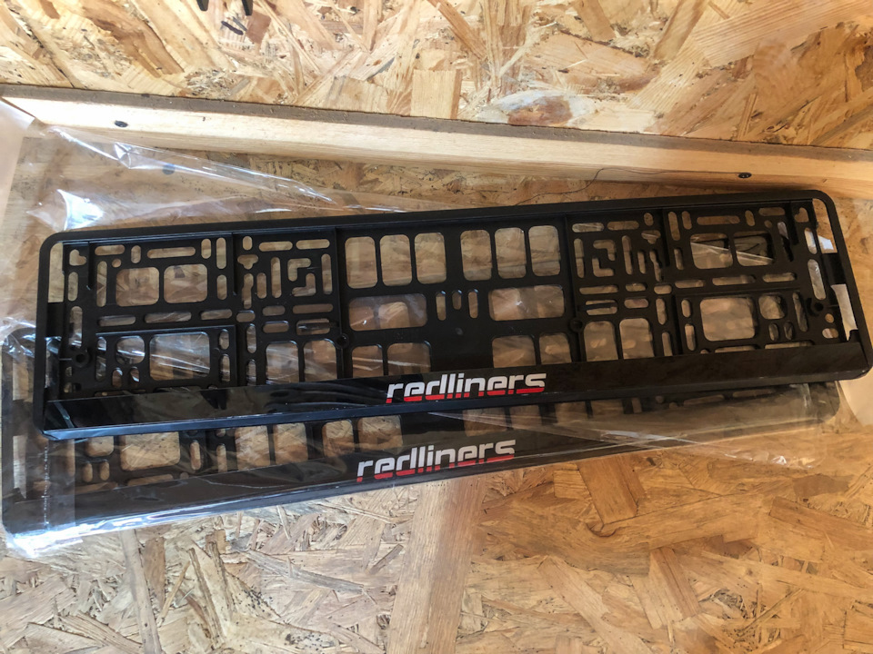 90. Номерні рамки Redliners 2