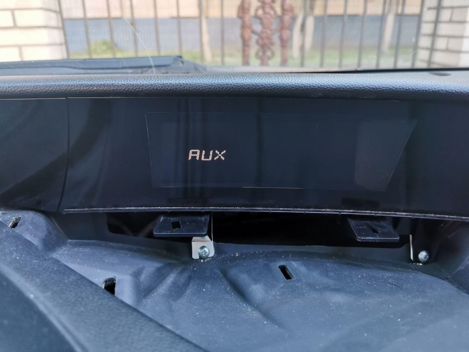 AUX + Bluetooth. Вирішення проблем з вимкненням магнітоли та інформаційним дисплеєм. 1