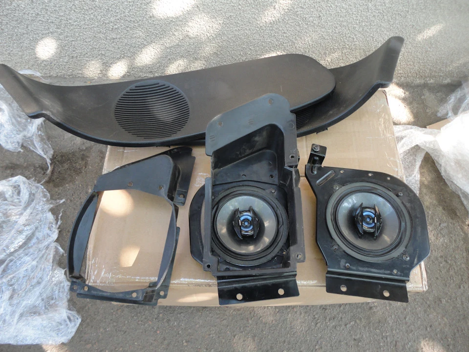 Додаємо трохи музики або REAR SPEAKER COVERS GRILL