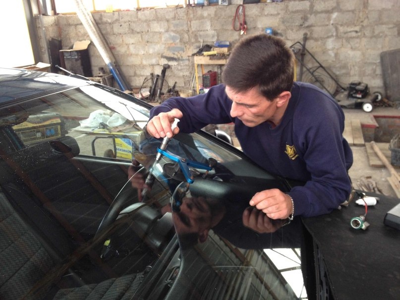заїхав прибрати скол з лобовухи 2