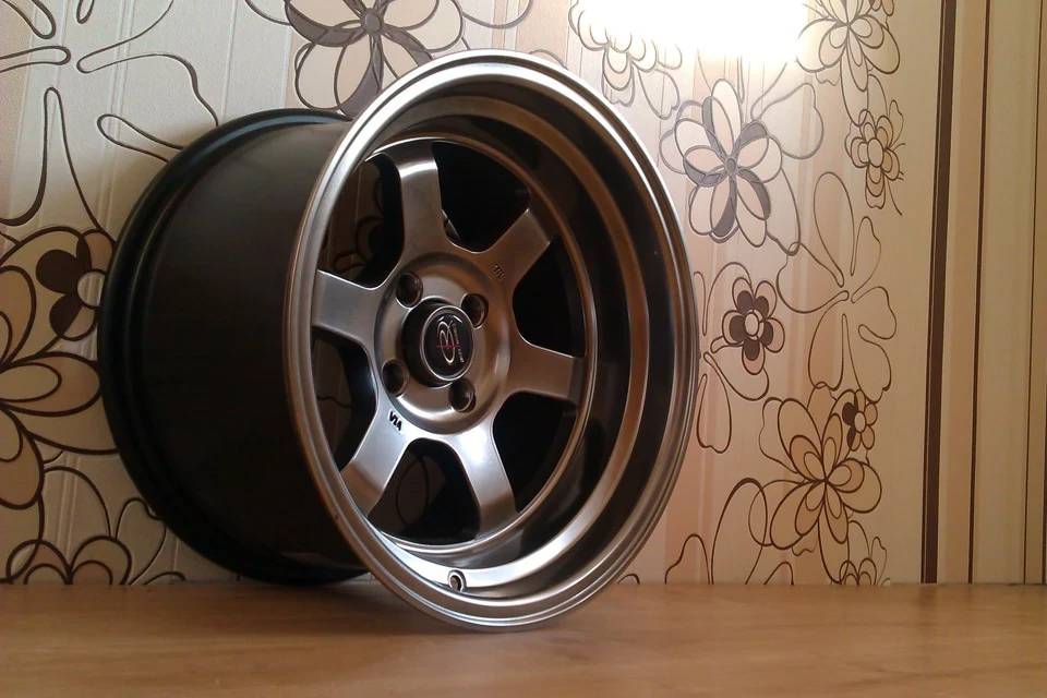 Колеса на тлі нових шпалер=)