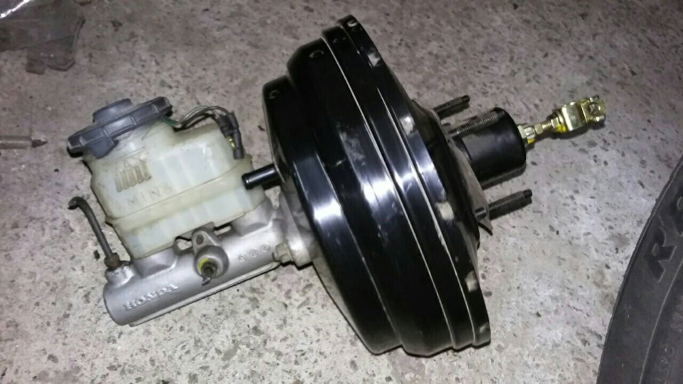 Головний гальмівний циліндр 1 . З Acura Integra. 1