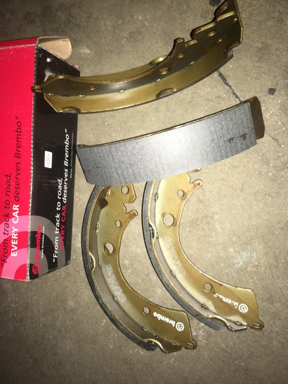 Тормозні колодки для задніх барабанів brembo. 1