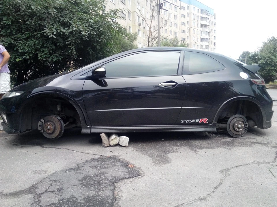 Вкрали диски з гумою