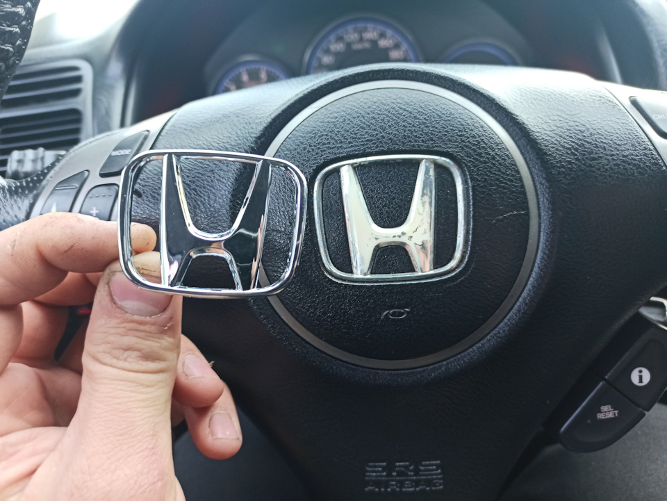 Заміна емблеми на кермі від accord 7 2