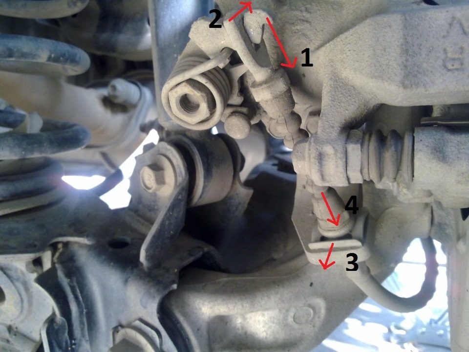 Заміна задніх гальмівних колодок Honda Civic 4D 5
