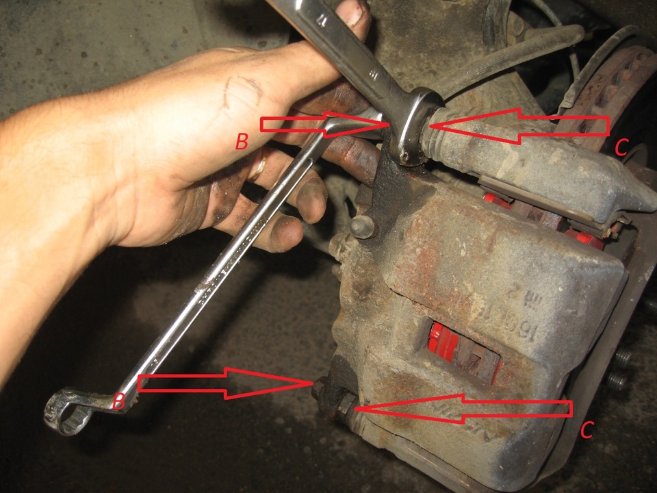 Заміна задніх гальмівних колодок Honda Civic 4D 4