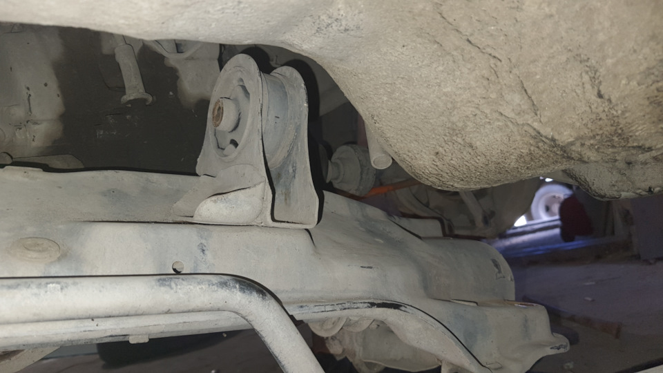 Заміна задньої подушки двигуна civic 89 4