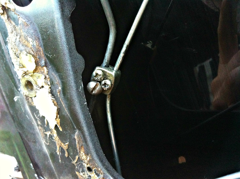 Злизало різьблення, так не затискало шток, у результаті центральний замок закривати закривав але не відкривав двері) 5