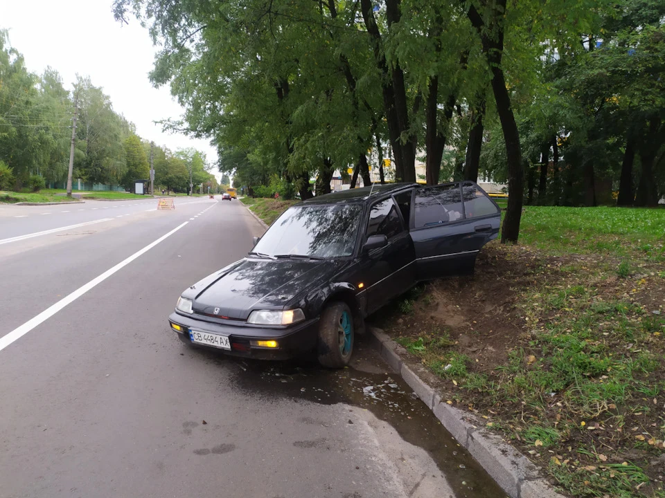 Ось і прийшла біда. Німець майже вбив японця. та це ДТП ((