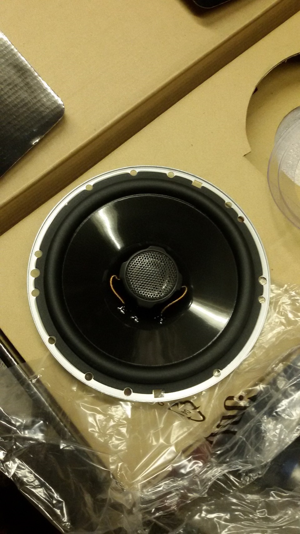 Звук JBL перед 2