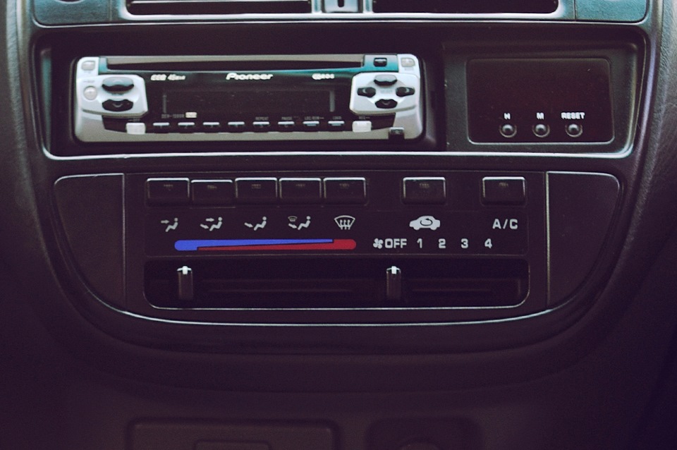 Нова магнітолка Pioneer 1