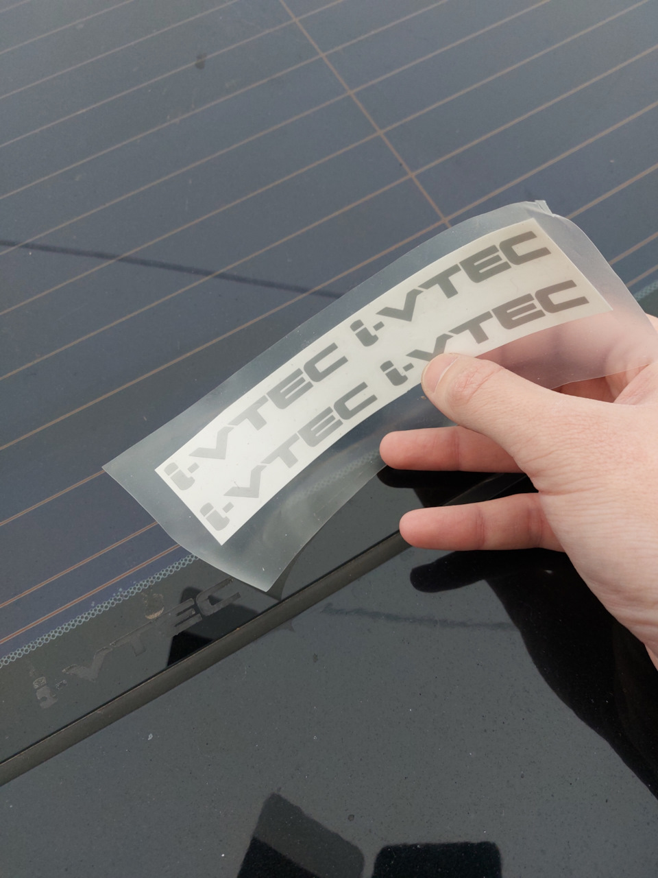 Оновив наклейку VTEC на задньому склі 2