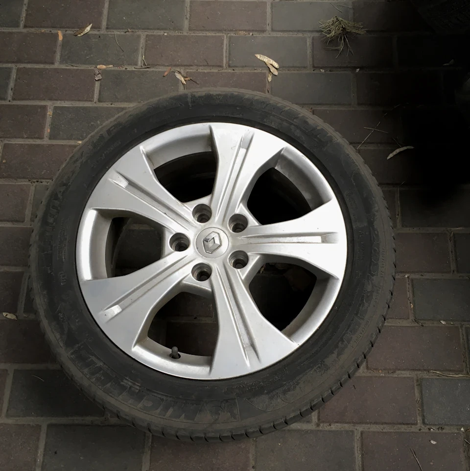 R17 OEM Renault / шини Continental Civic 4D