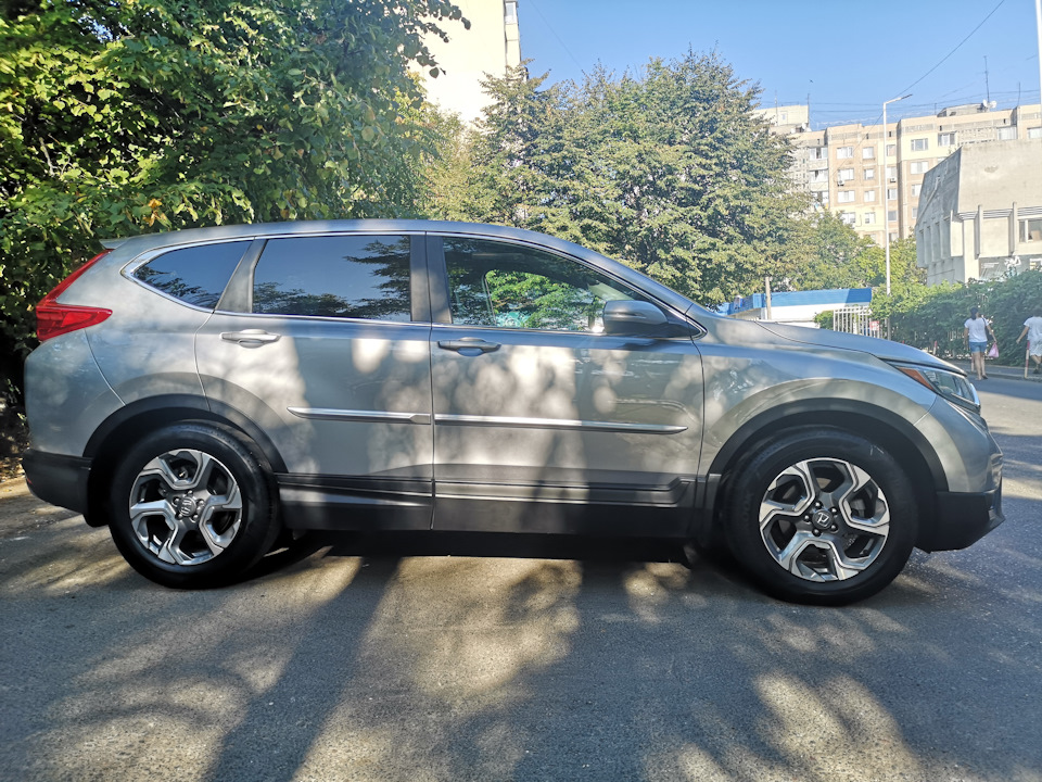 Встановлення дефлекторів Honda CR-V 5 покоління 1