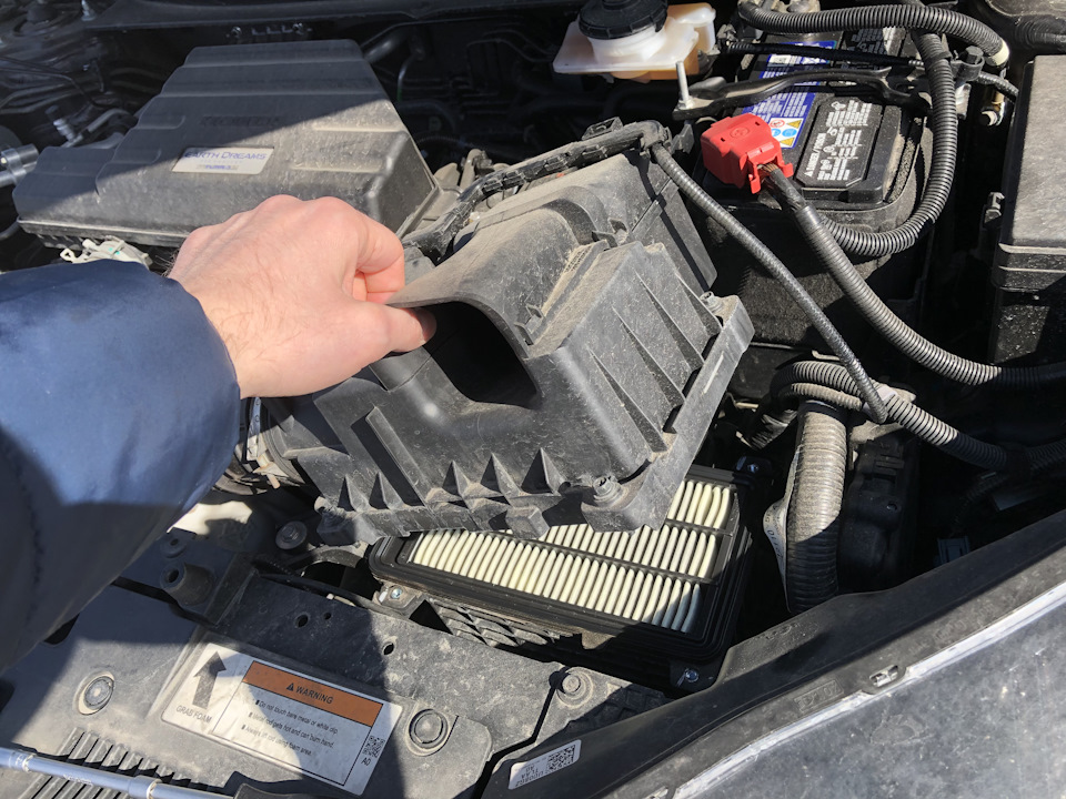 Заміна повітряного фільтра двигуна на Honda CRV 1.5 Turbo (4 хвилини). 2
