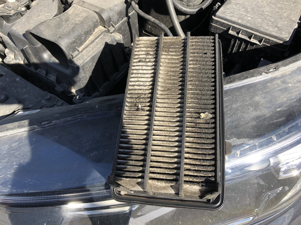 Заміна повітряного фільтра двигуна на Honda CRV 1.5 Turbo (4 хвилини). 3