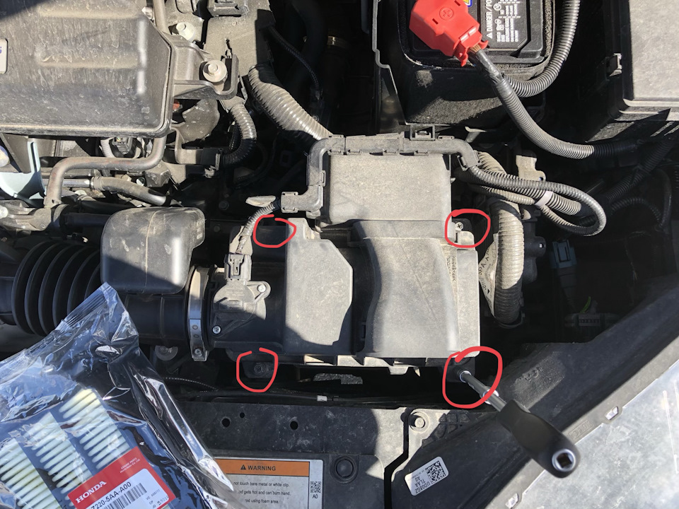 Заміна повітряного фільтра двигуна на Honda CRV 1.5 Turbo (4 хвилини). 1