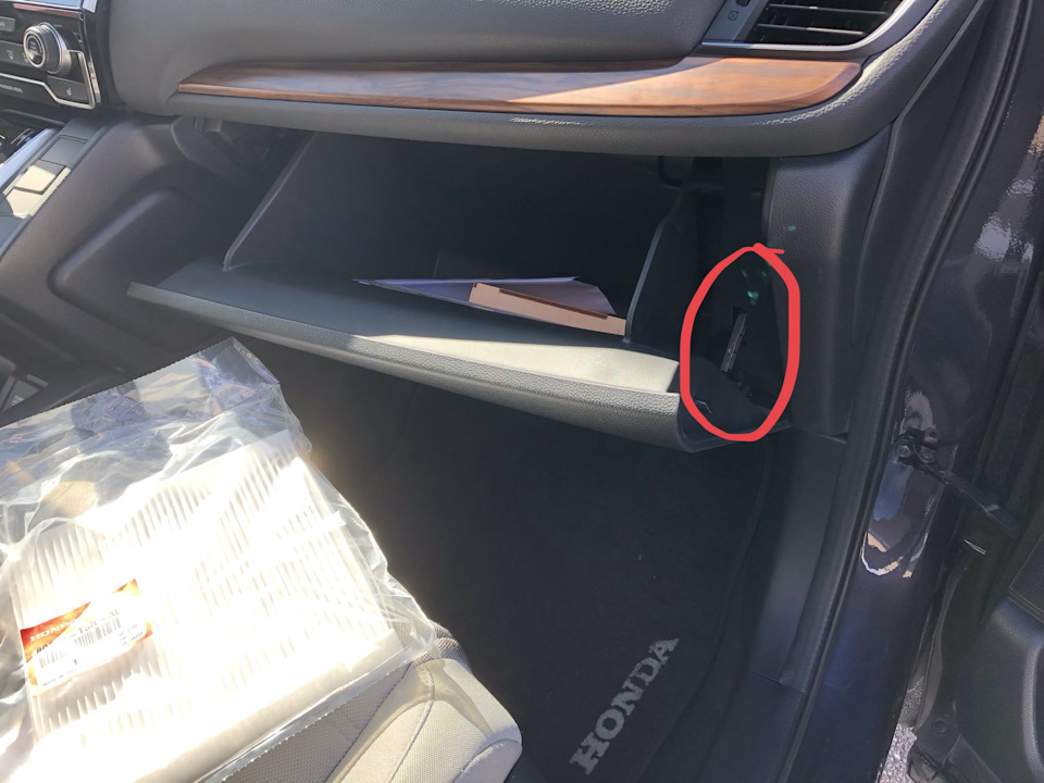 Заміна повітряного фільтра салону на Honda CRV 1.5 Turbo (2 хвилини). 1