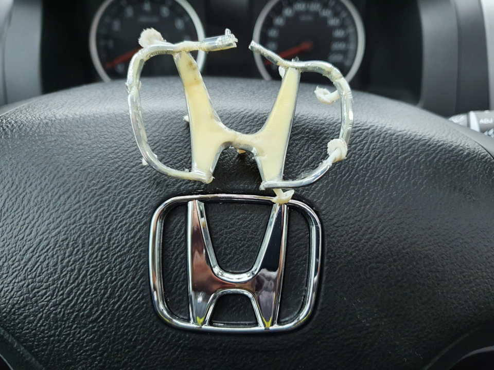 Заміна значка Honda у кермі 3
