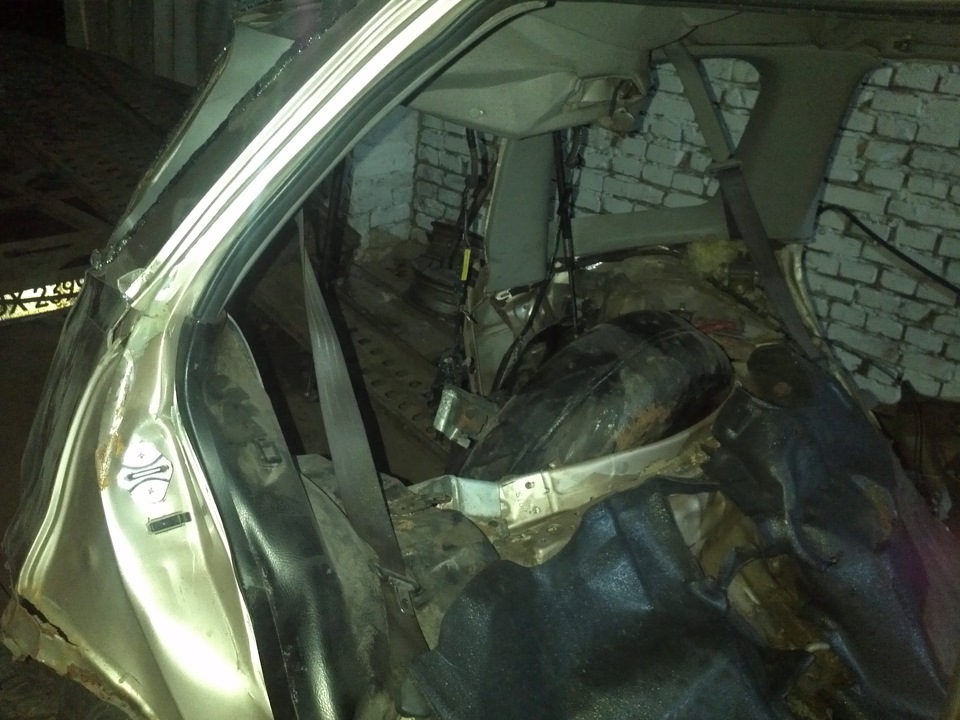 Ще один сервант після зустрічі зі стовпом 2