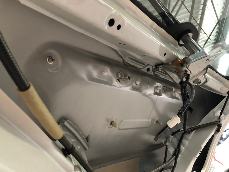 Заміна ущільнювача на плафоні п'ятих дверей Honda CRV-3 4