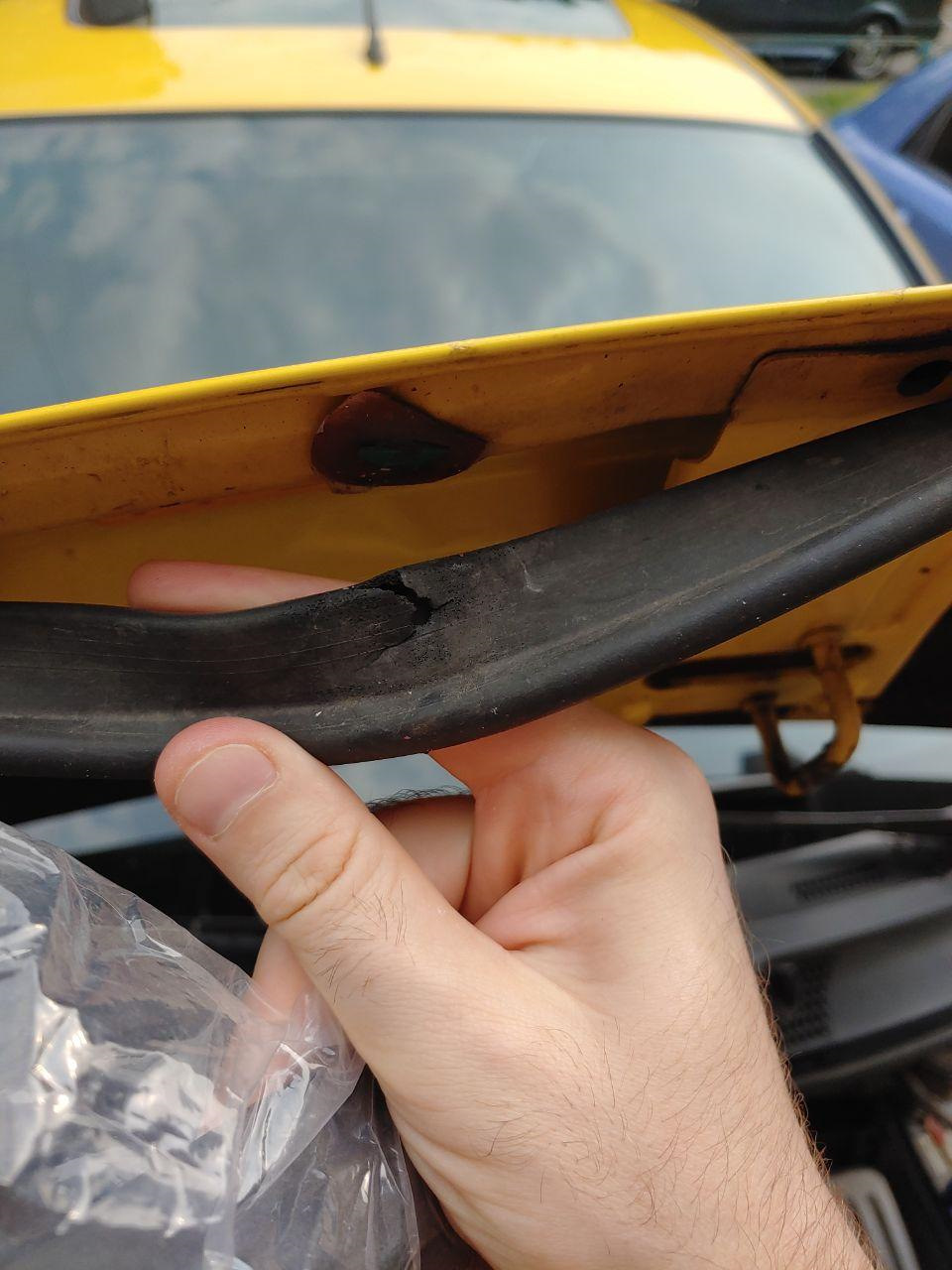 заміна ущільнювача капота 1