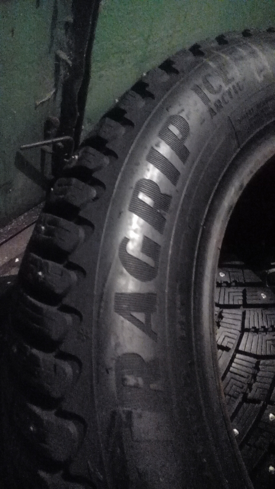 Goodyear UltraGrip Ice Arctic 185/65R15 4