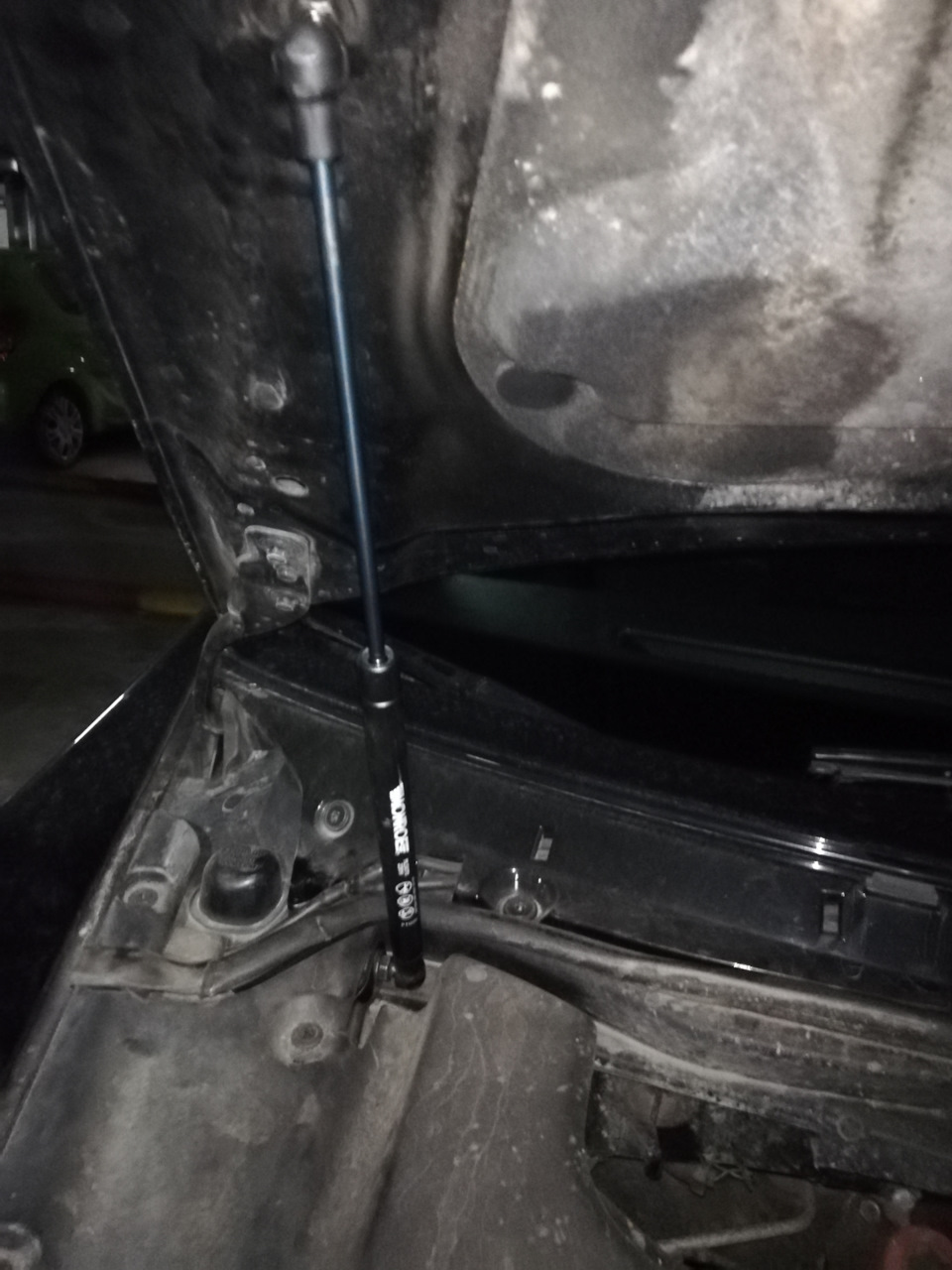 Honda Legend KB амортизатори капота. 5