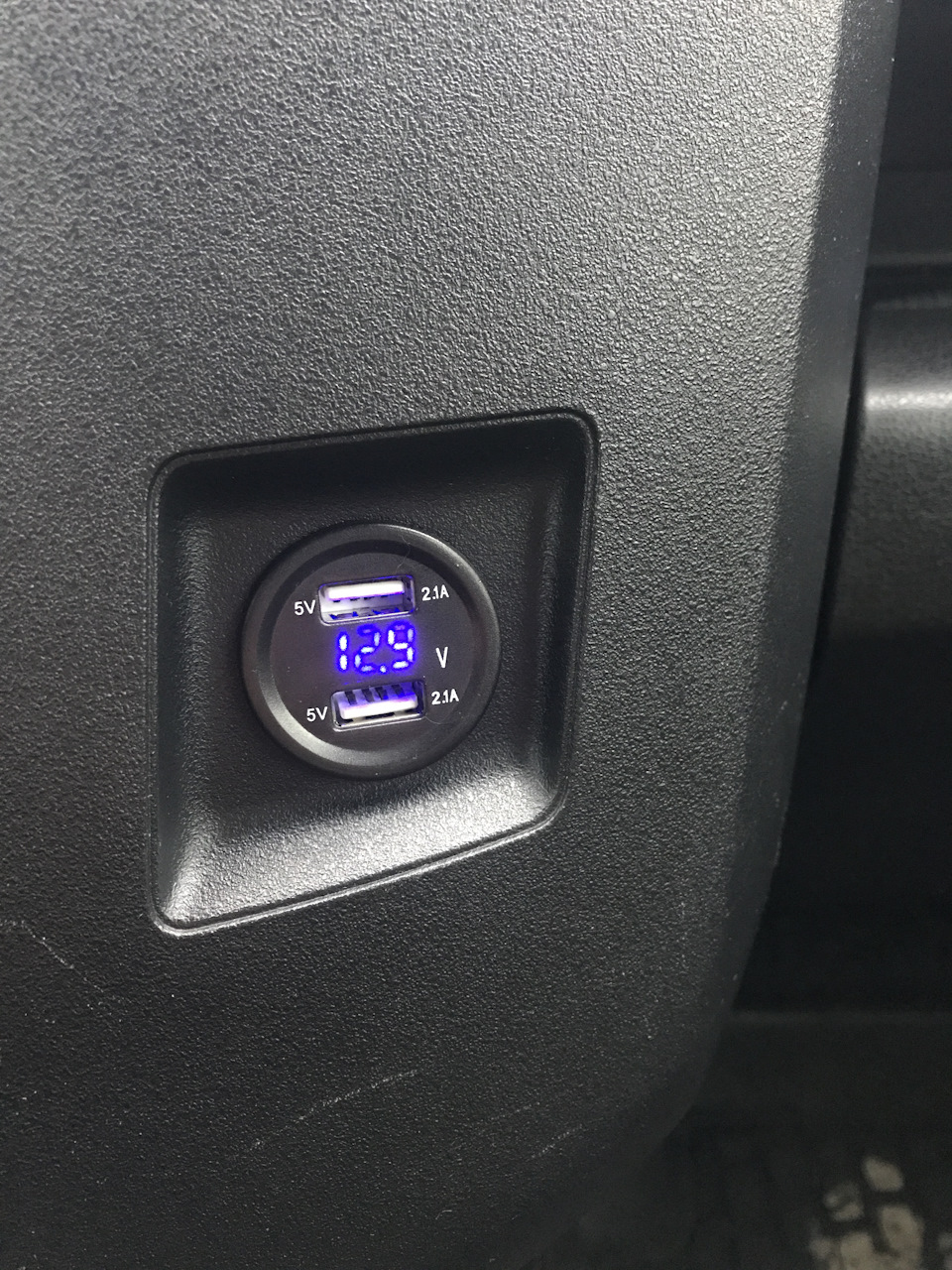 Подвійна зарядка USB замість прикурювача на постійку 3