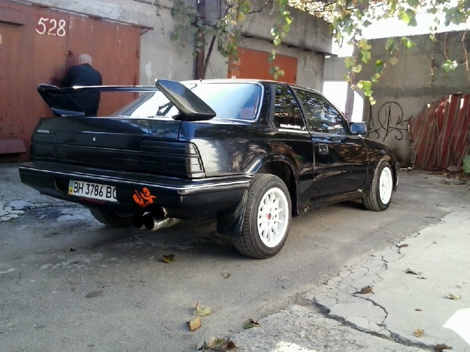 Біля гаража 1