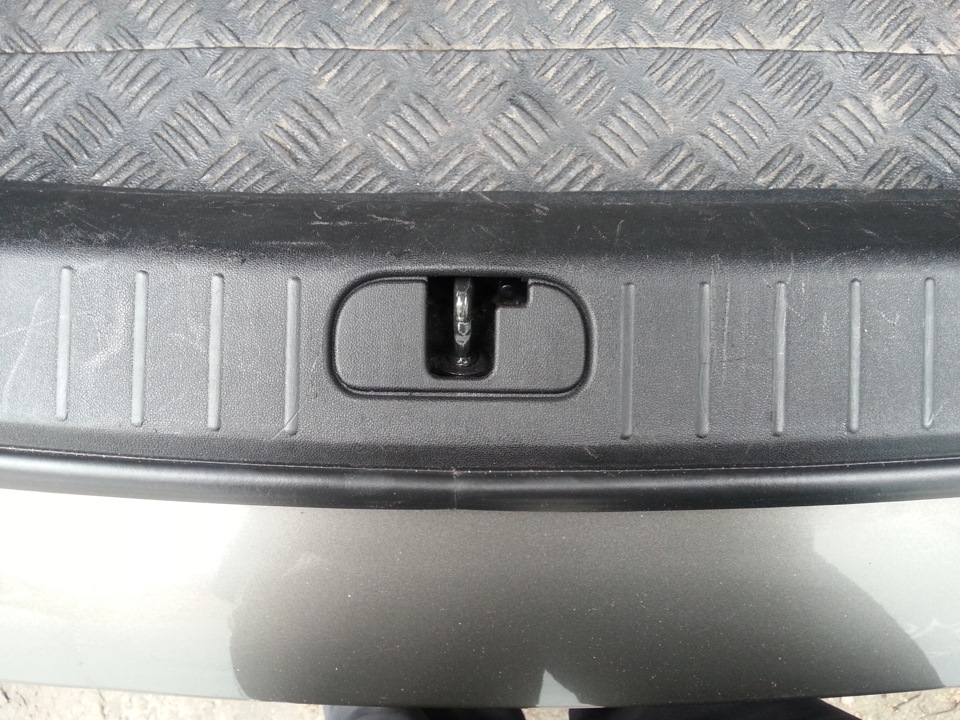 Заглушка при відкритті багажника 2