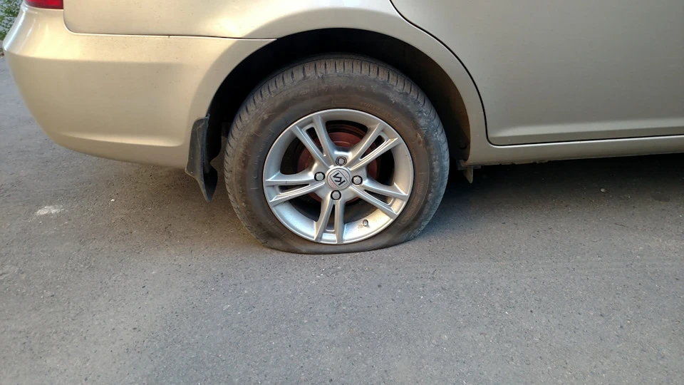Прокол шини, викид