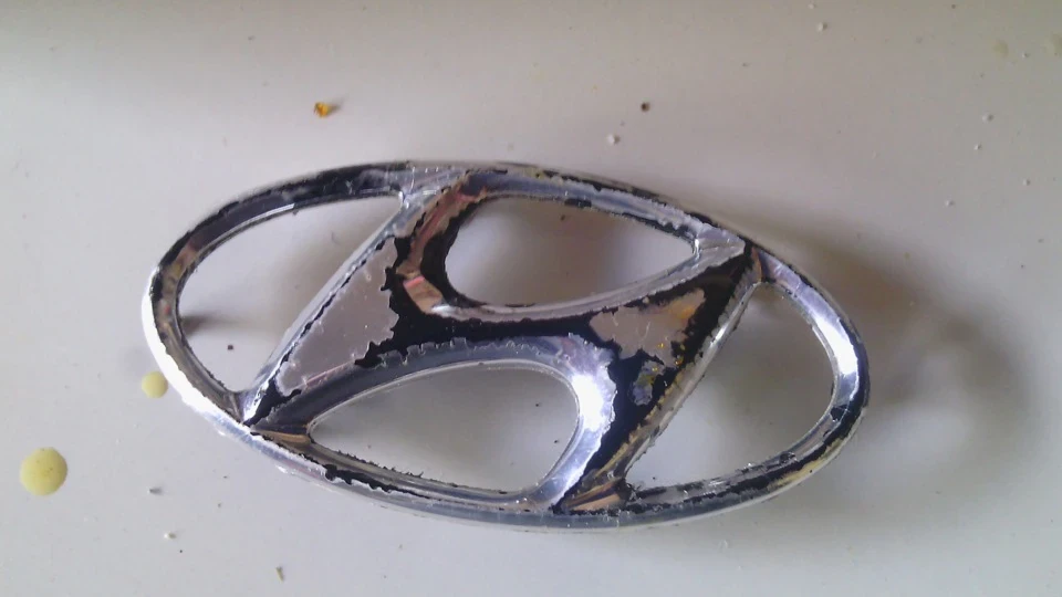 Фарбування значка Hyundai в чорний