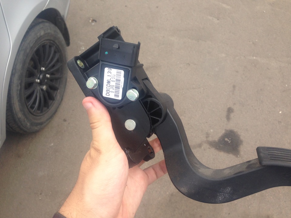 Поломка. Check Engine. Зникнення тяги та часткова реакція педалі газу. 2