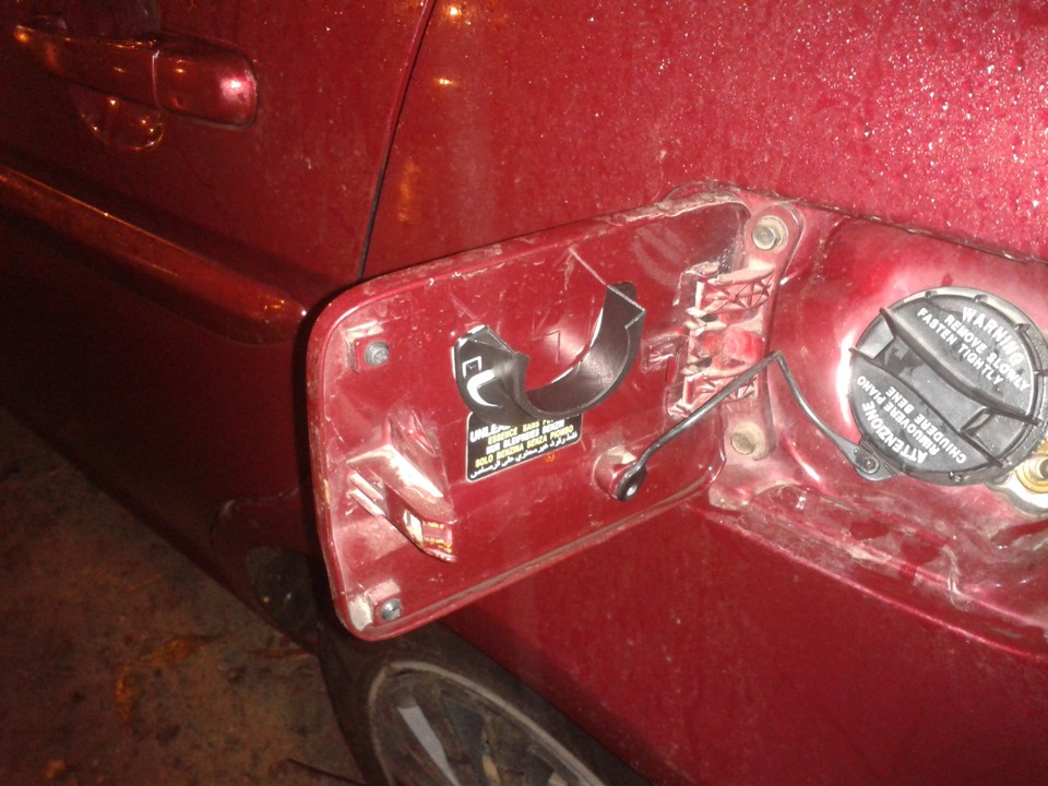 Тримач кришки бензобака 2