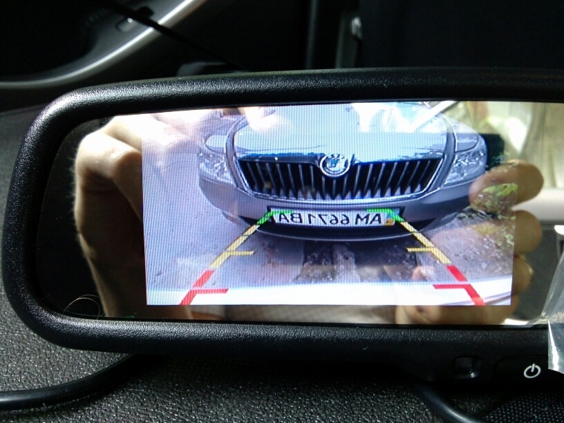 Дзеркало заднього виду з монітором та автозатемненням 2