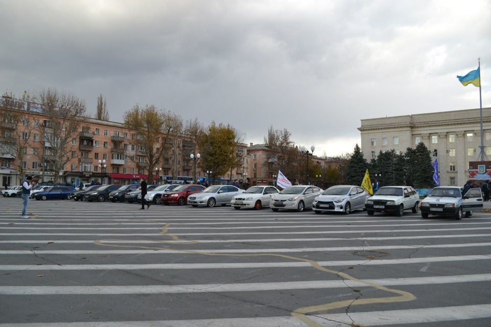Пам'ять жертв ДТП херсонські автомобілісти вшанували на майдані Свободи 3