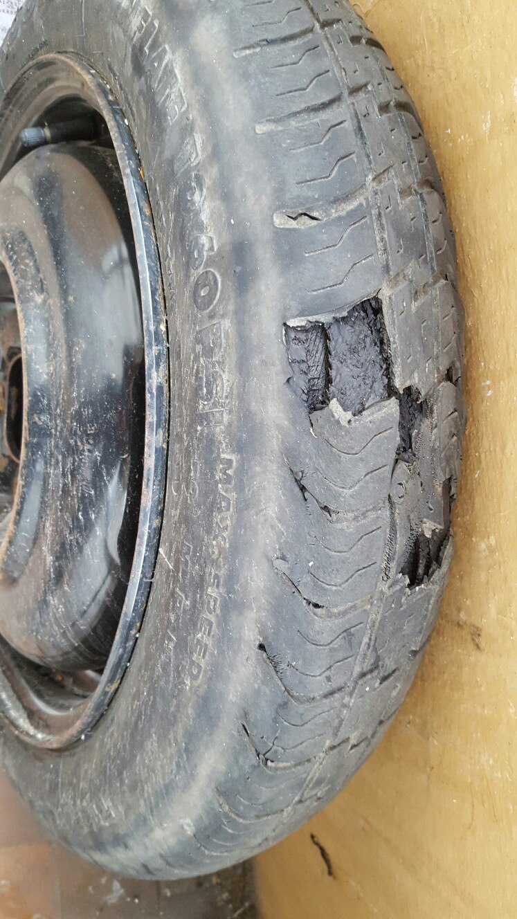 Залишив запаску на балконі - голуби/ворони прокляті ;) не залишайте шини на балконі 1