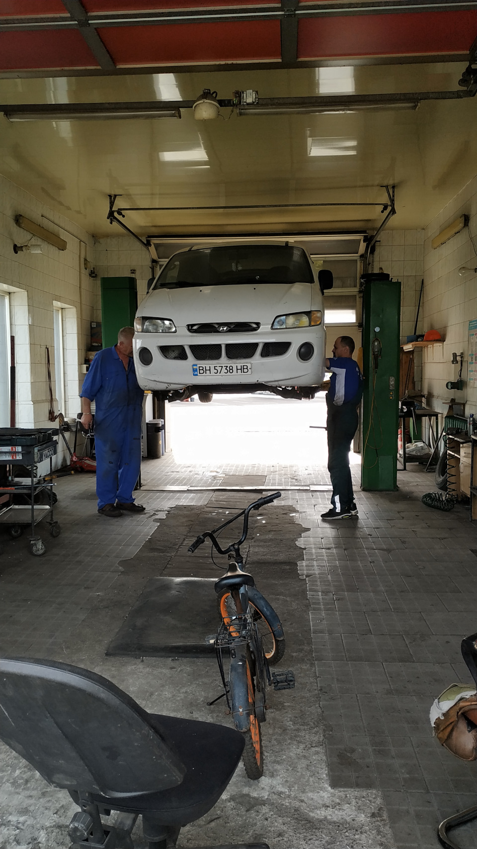 заміна сайлентблоків передніх важелів Hyundai h200 1