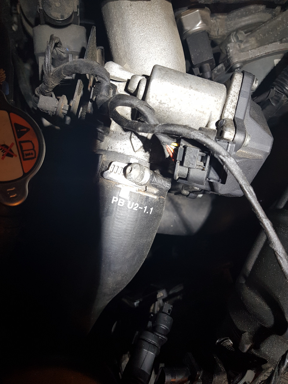 Зняття та чищення впускного колектора Hyundai i20, 1.1 crdi 1