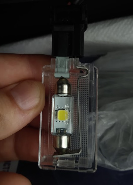 Заміна лампи розжарювання підсвітки бардачку на LED 4