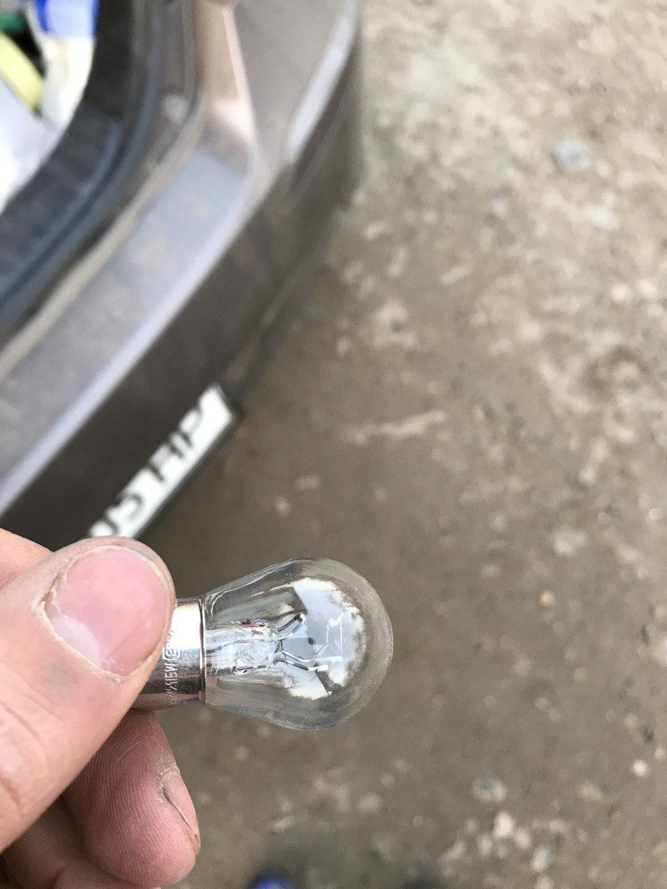 Що за нісенітниця або чому при натисканні педалі гальма спалахує підсвічування приладки? 2