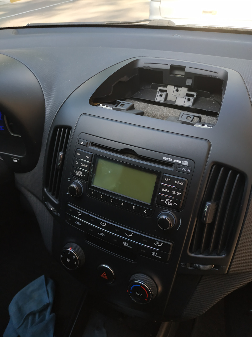 Встановлення бардачку i30 4
