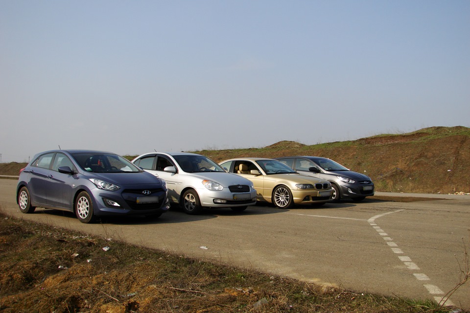 У нас було 3 Hyundai, золотий бумер і шоста Mazda. Не те, щоб це були гоночні машини, але ми влаштували драг. 1