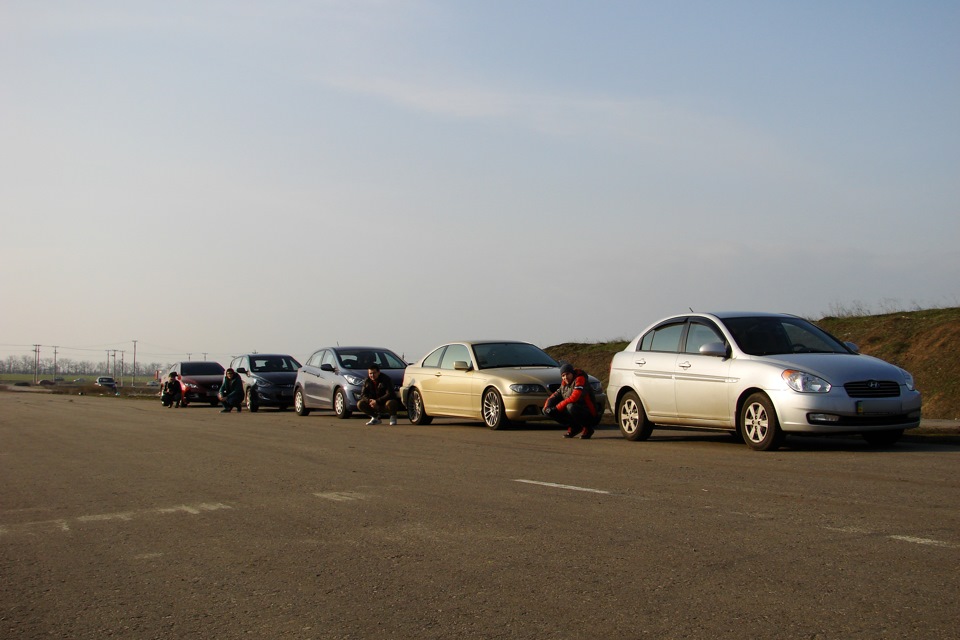 У нас було 3 Hyundai, золотий бумер і шоста Mazda. Не те, щоб це були гоночні машини, але ми влаштували драг. 3